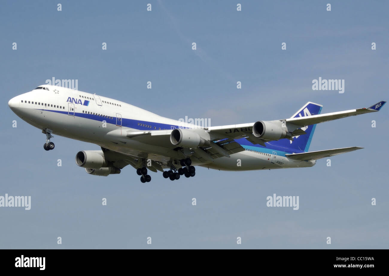 ANA Boeing 747-400 (JA8097) in atterraggio a Londra Heathrow Airport. Foto Stock