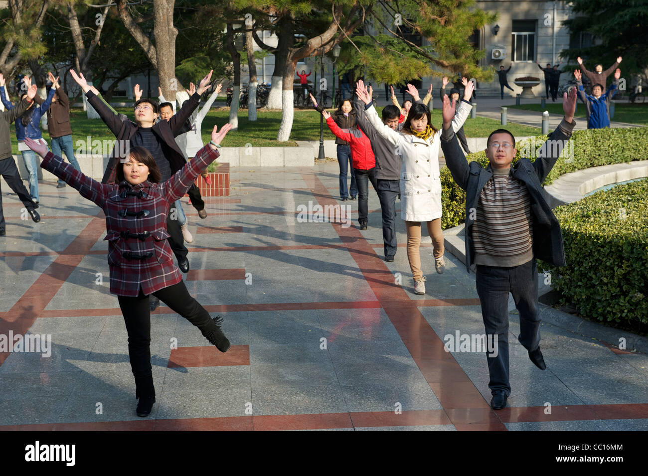 Cadre studenti fare esercizi ginnici routinariamente a Pechino il Partito Comunista a scuola a Pechino in Cina. 21-Nov-2012 Foto Stock