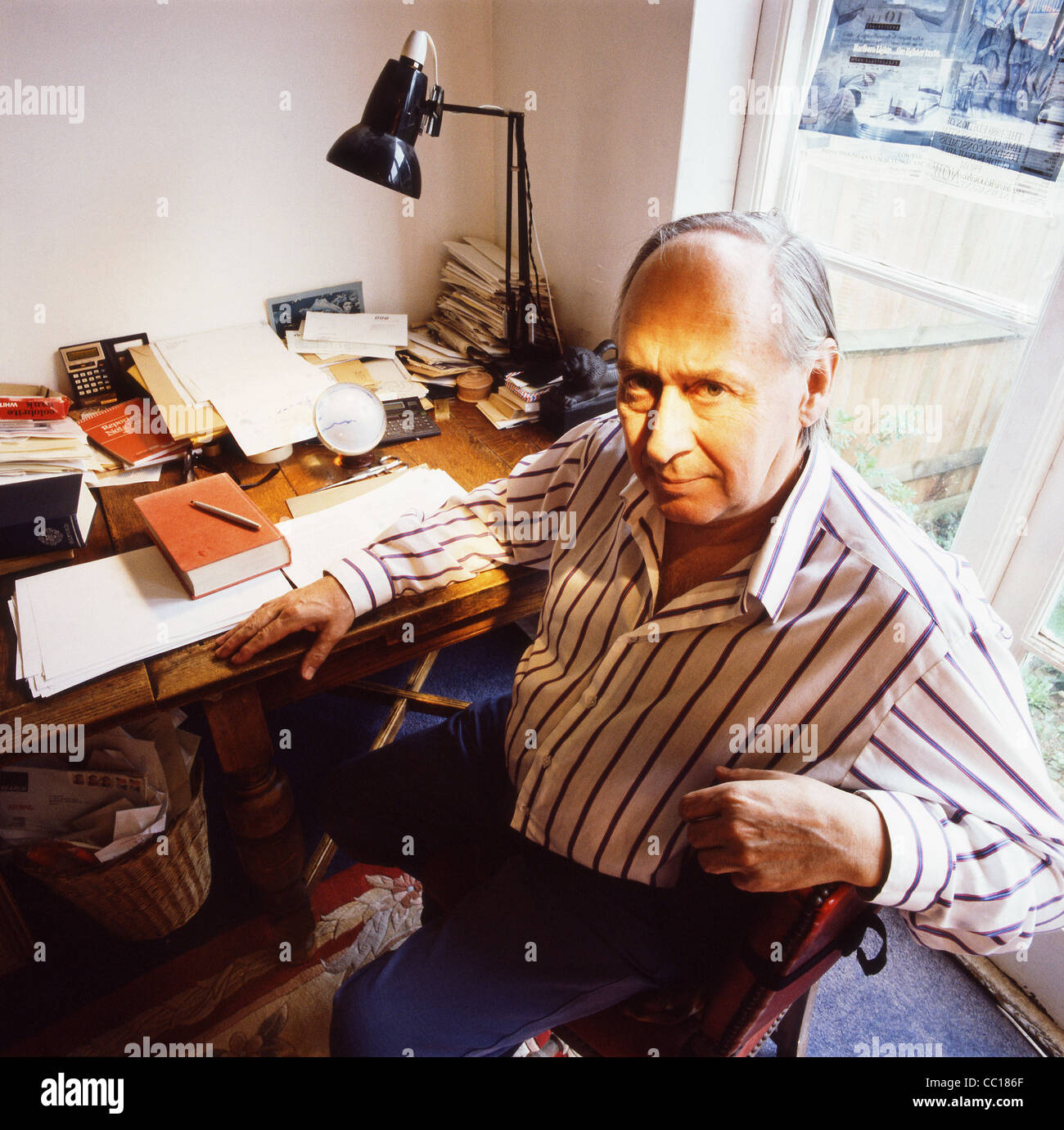 Autore J G Ballard nella sua casa a Shepperton, London, Regno Unito Foto Stock