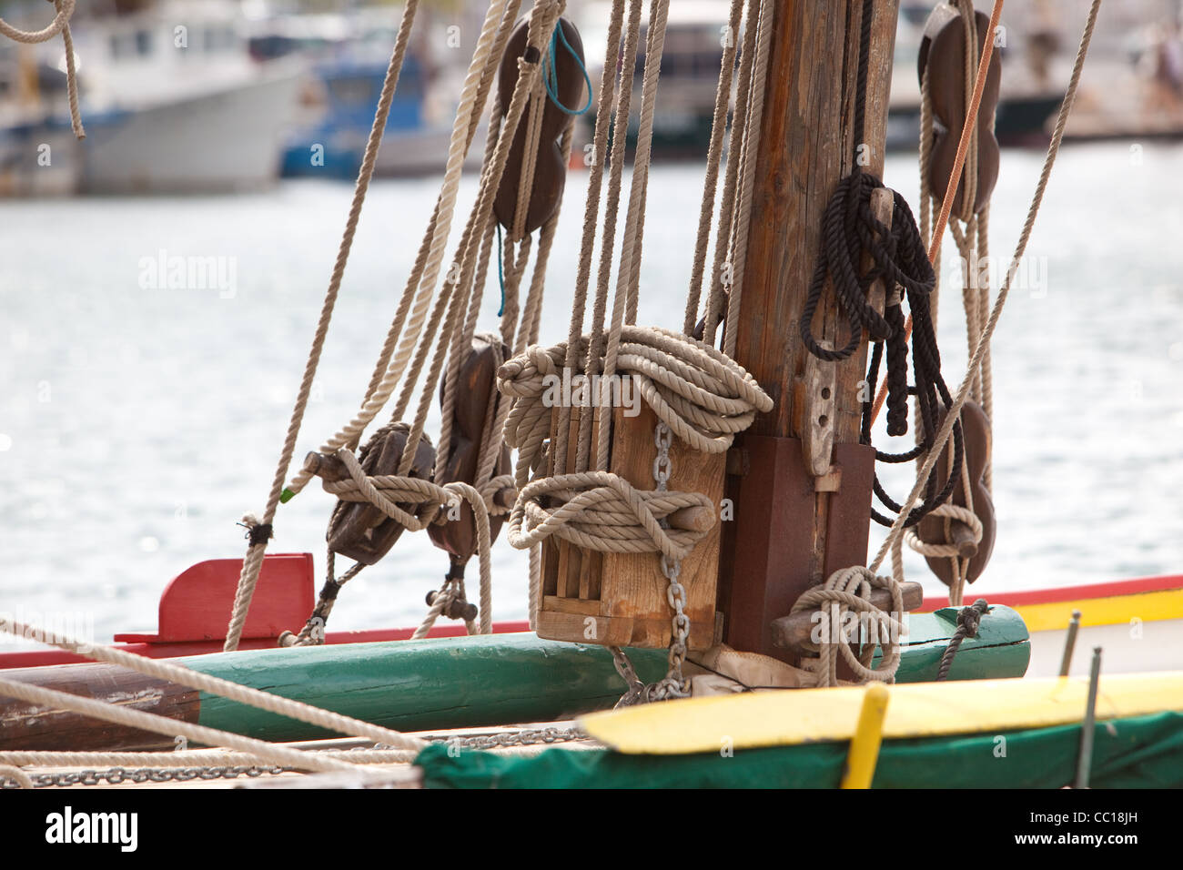 Vecchio vintage conservati in legno barca da pesca sul lungomare di Tolone Francia Foto Stock