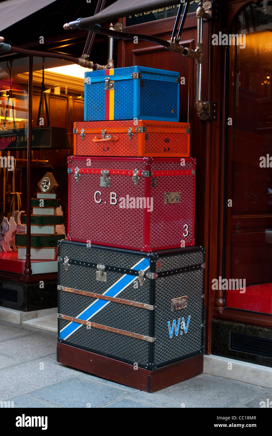 Selezione dei casi sul display esterno Goyard produttore di bagagli,  Parigi, Francia Foto stock - Alamy