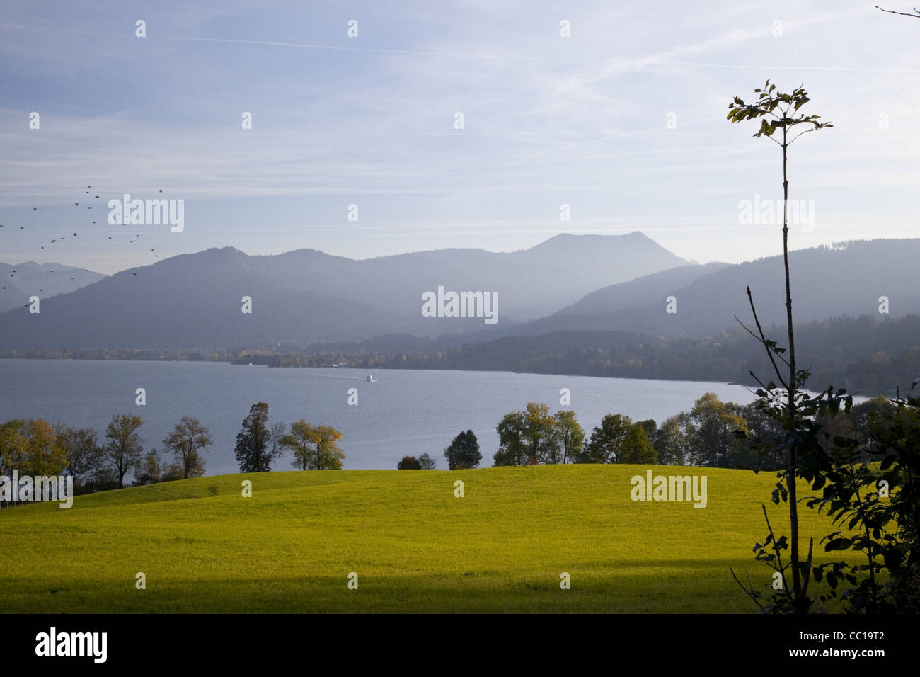 Paesaggio foto a colori del Teegensee in Germania con la Teegensee montagne in distanza. Foto Stock