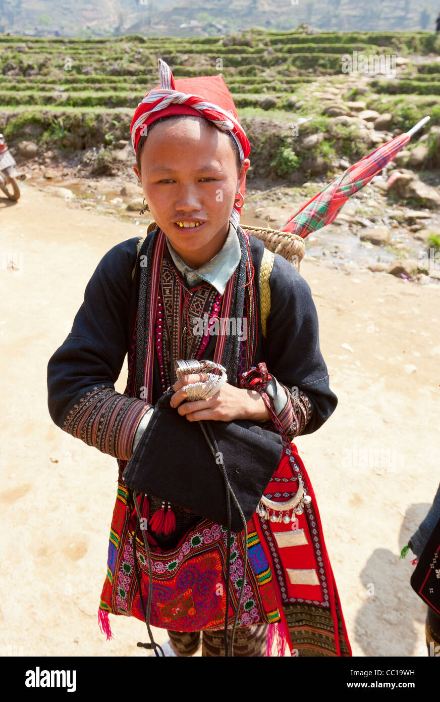 Abitante da Red Dzao hill tribù in Viet Nam, indossando il suo abito tradizionale e con peli rasati e sopracciglia Foto Stock