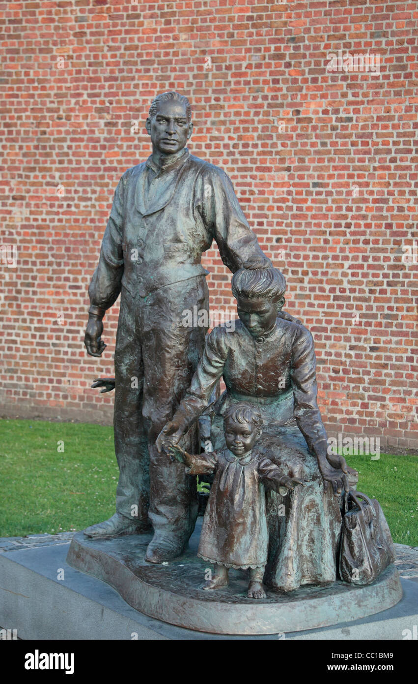 La scultura di Legacy, che commemora la migrazione da Liverpool per il Nuovo Mondo, Pier Head, Liverpool, Regno Unito. Foto Stock