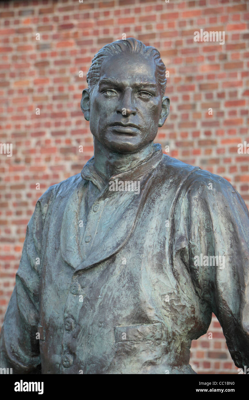 Close up della scultura Legacy, che commemora la migrazione da Liverpool per il Nuovo Mondo, Pier Head, Liverpool, Regno Unito. Foto Stock