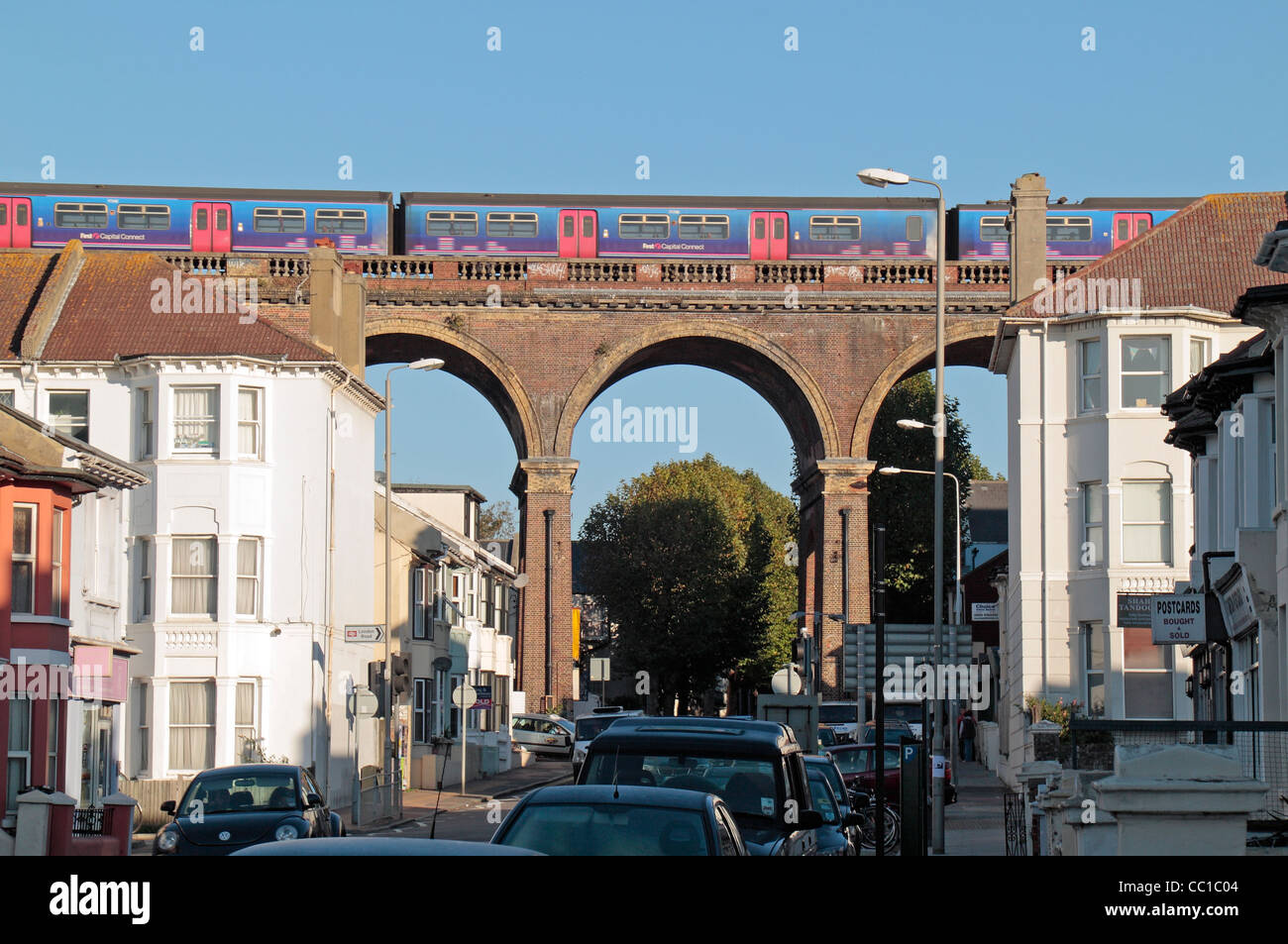Una prima capitale collegare il treno passa lungo la London Road viadotto sopra Beaconsfield Road, Brighton East Sussex, Regno Unito. Foto Stock