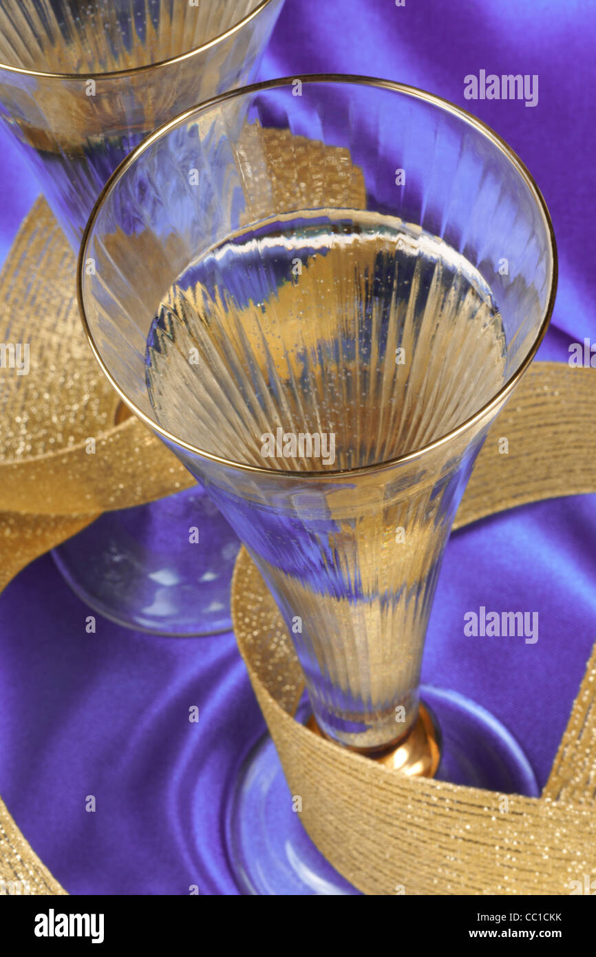 Due bicchieri di spumante italiano su uno sfondo viola Foto Stock