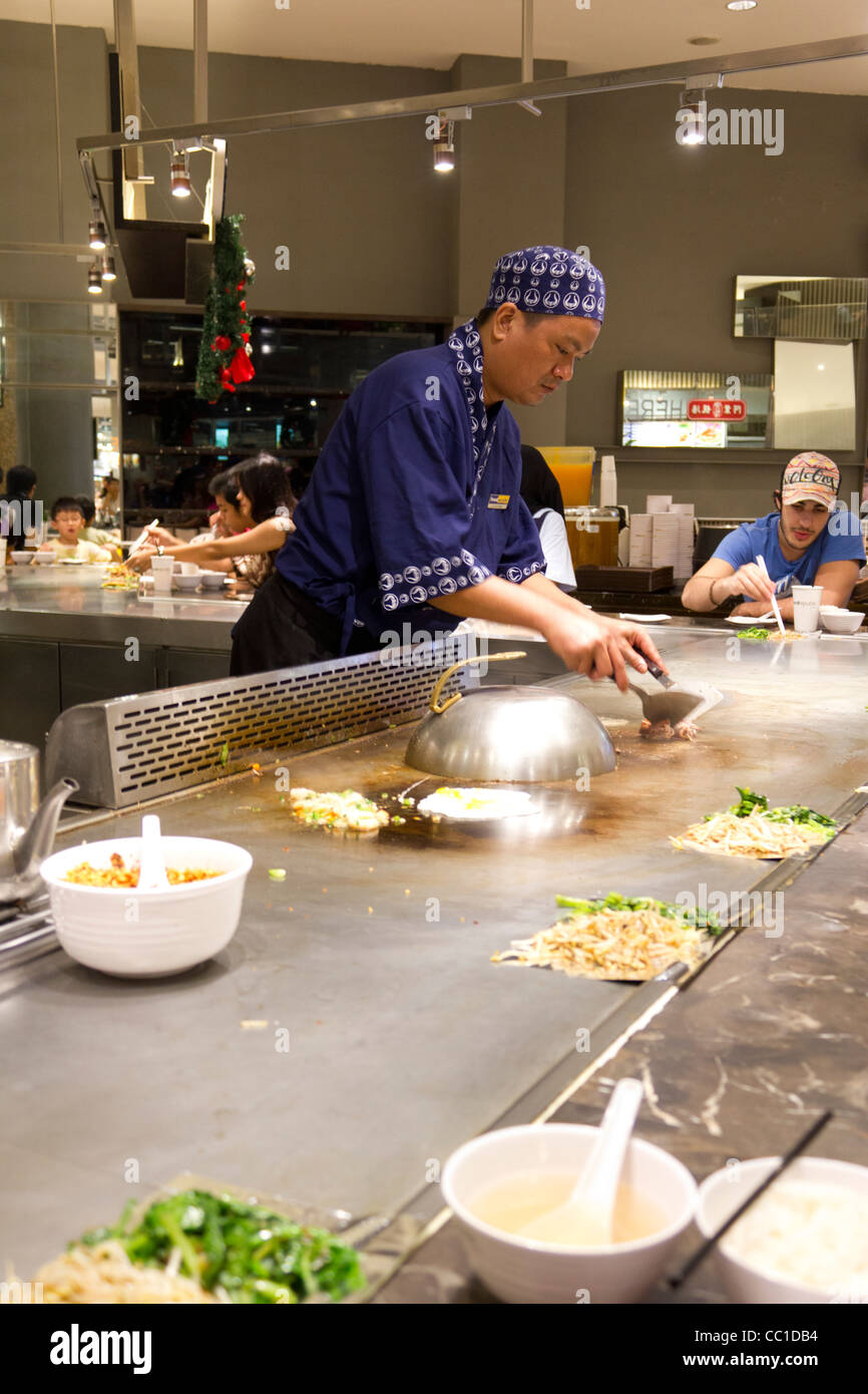 La cucina dello chef presso il Teppan-yaki ristorante, Repubblica di cibo, Pavilion mall, Kuala Lumpur, Malesia Foto Stock