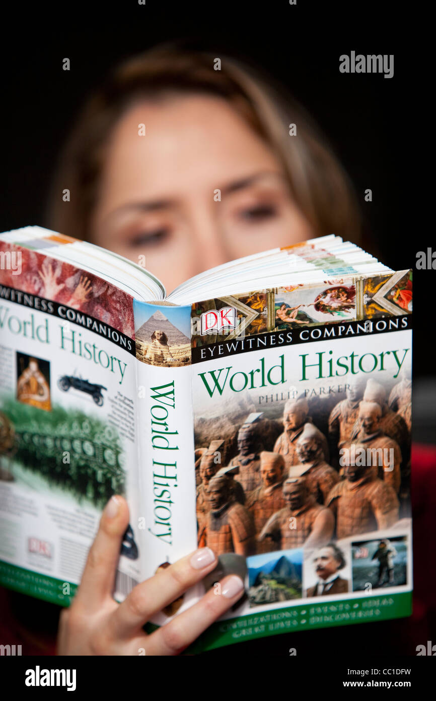 Ritratto di una donna la lettura di un libro di storia, London, England, Regno Unito Foto Stock