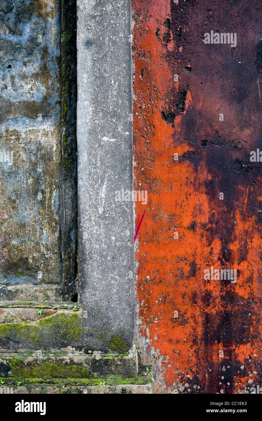 Sbiadita vernice rossa e verde su un giardino nel muro della cittadella, quello dei Kinh Thanh Hue, tonalità, Vietnam Foto Stock