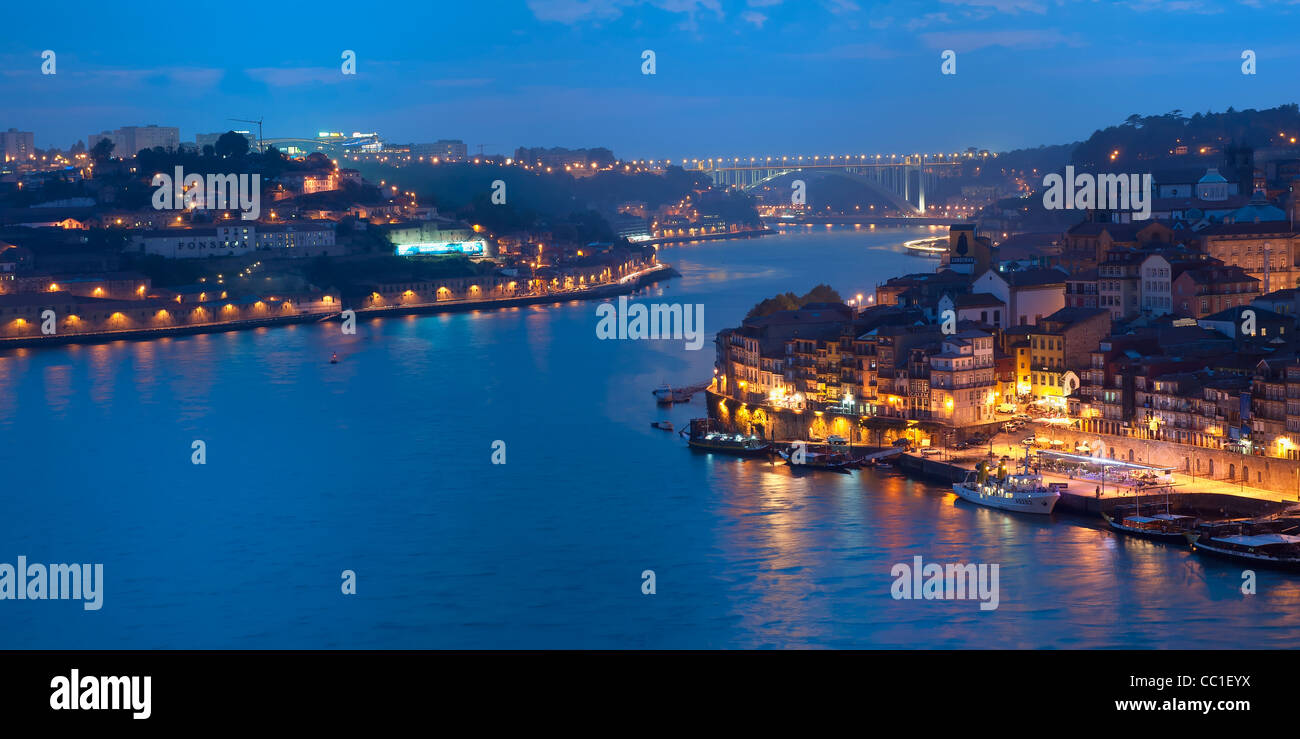 Tramonto sul fiume Douro, Porto, Portogallo, Patrimonio Mondiale dell Unesco Foto Stock