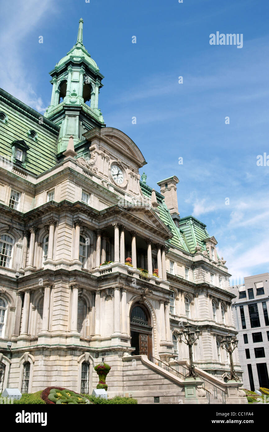 La vecchia Montreal city hall (hotel de ville) in un giorno nuvoloso, entrata principale dettaglio. Foto Stock