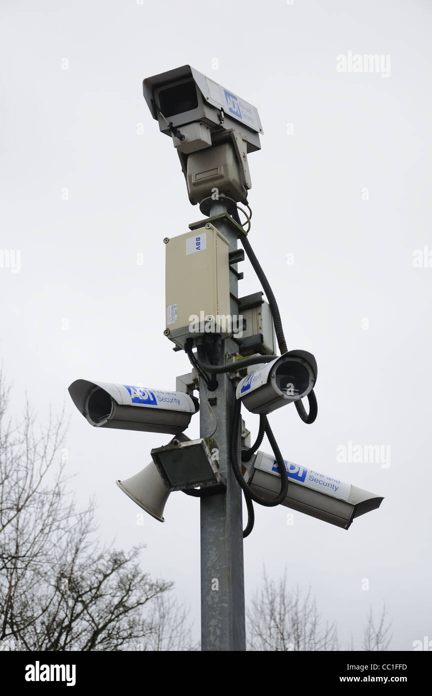 Sistema di sicurezza con telecamere in corrispondenza di una stazione ferroviaria sulla periferia del lato sud di Glasgow Foto Stock