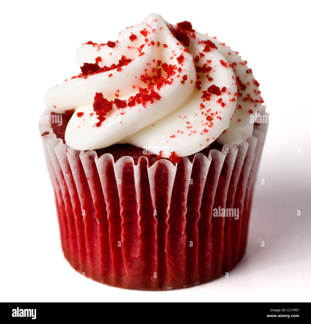 Un singolo Red Velvet Cupcake su bianco (con ombra) Foto Stock