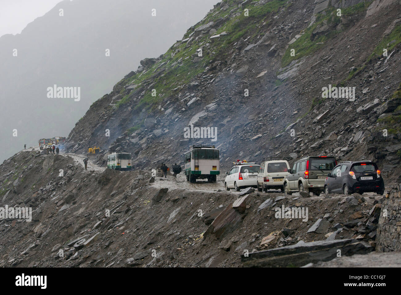 Traffico bloccato sulla Rohtang La pass sotto la pioggia, Leh-Manali autostrada, Himachal Pradesh, India Foto Stock