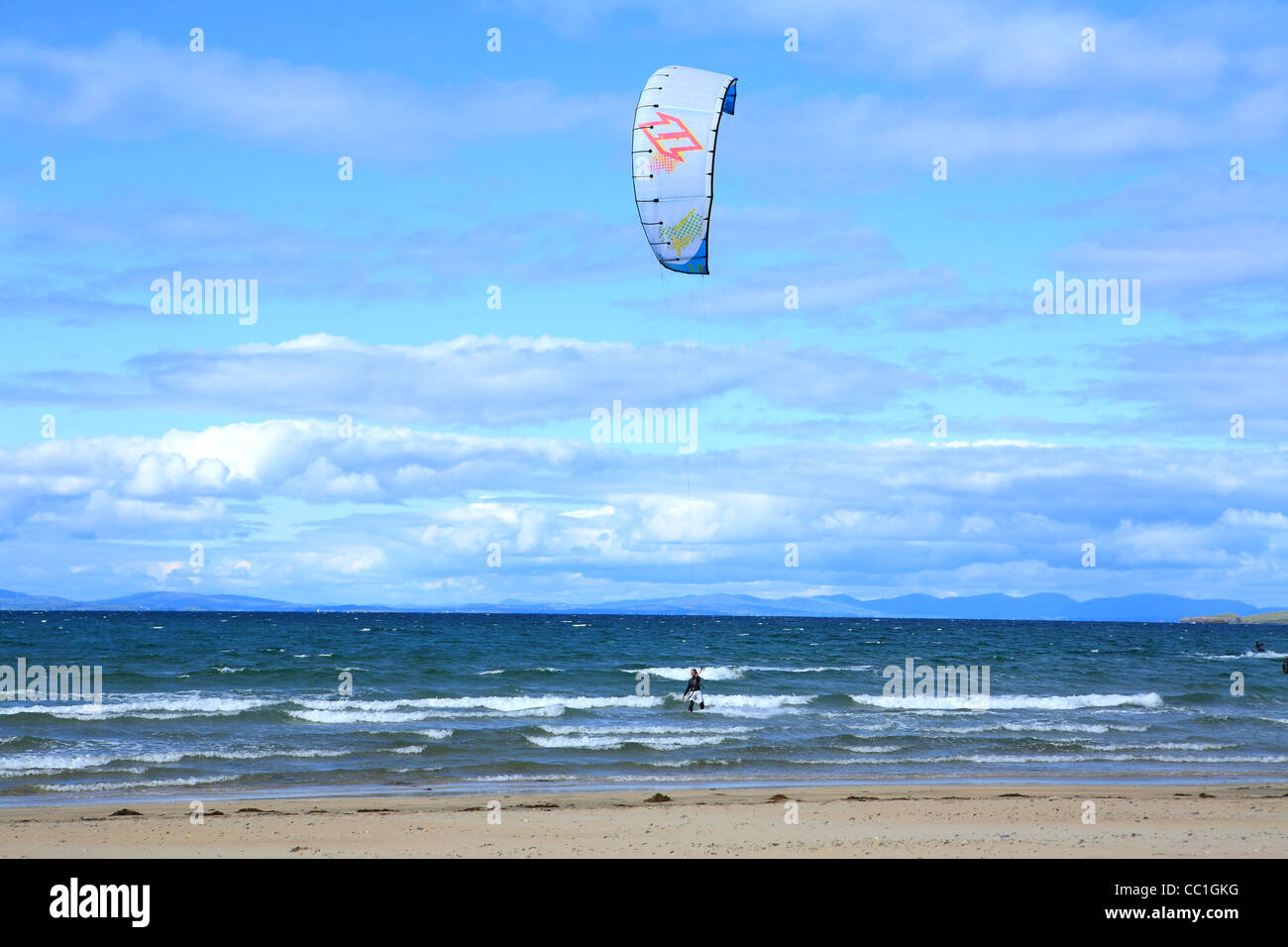 Kitesurfer a Streedagh beach. Sligo. L'Irlanda Foto Stock