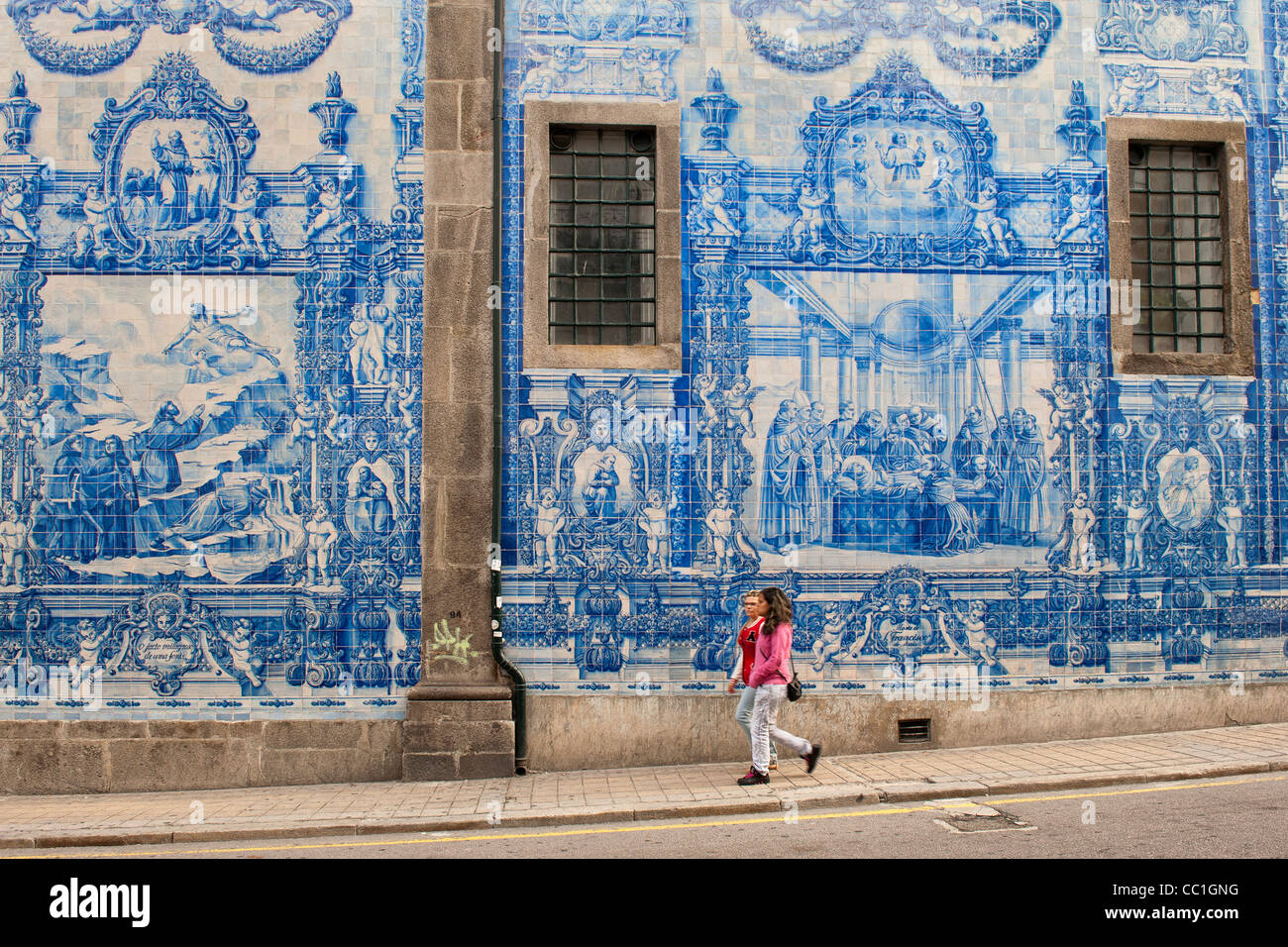 Capela das Almas, al di fuori della parete ricoperta con azulejos, Porto, Portogallo, Patrimonio Mondiale dell Unesco Foto Stock