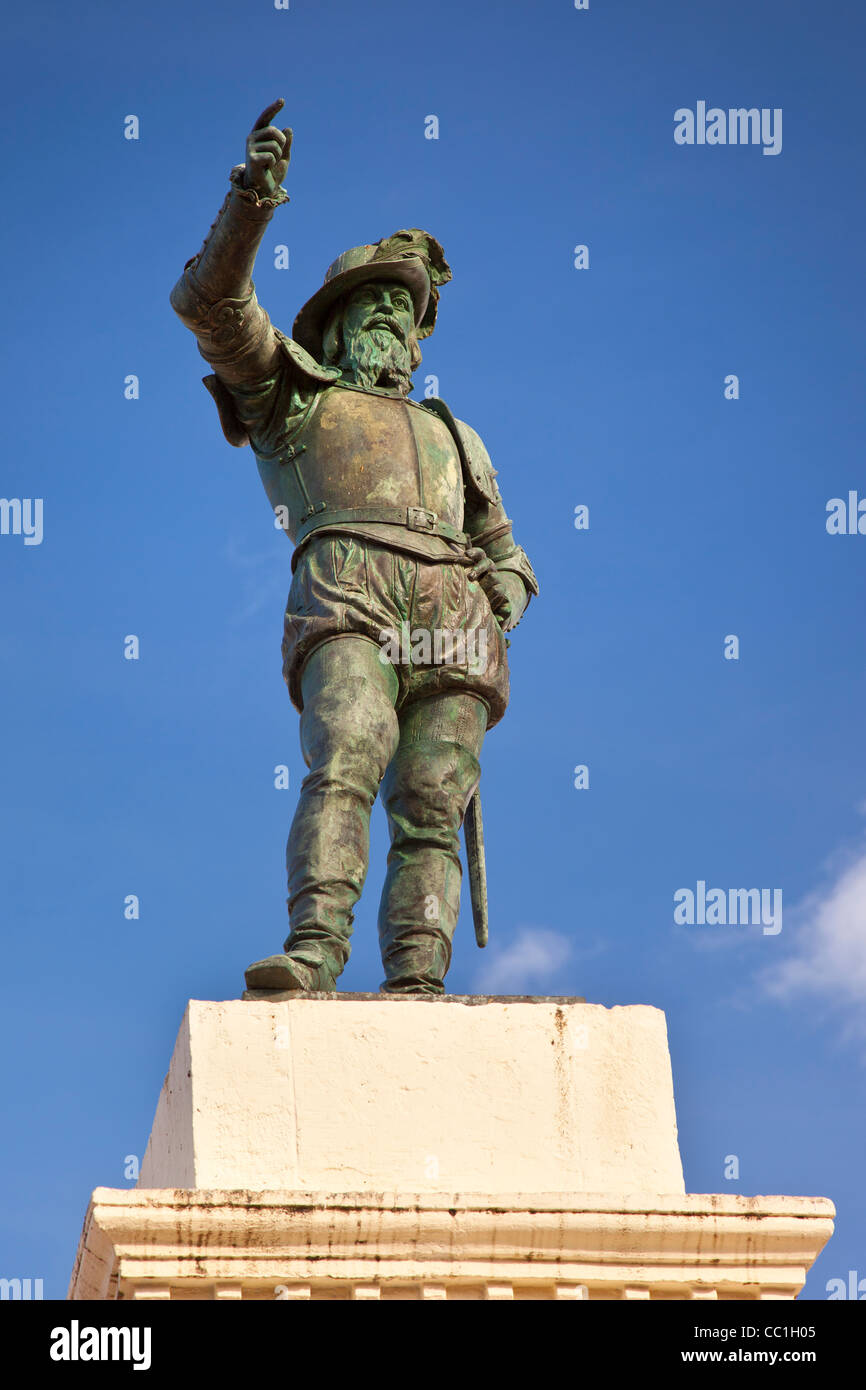 Statua di esploratore spagnolo Juan Ponce de Leon nella città vecchia di San Juan di Porto Rico Foto Stock