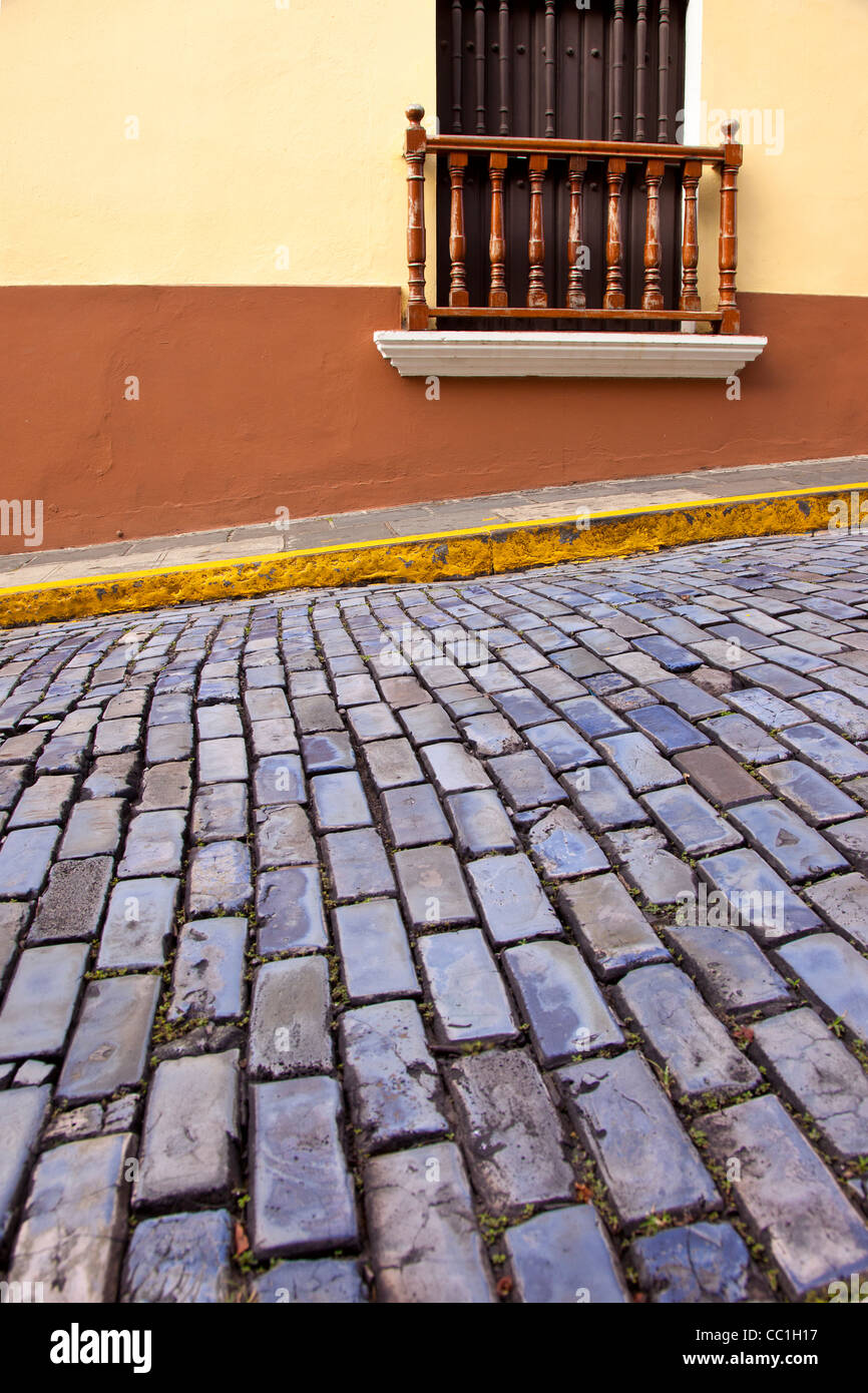 Strada di ciottoli nella vecchia San Juan Portorico Foto Stock