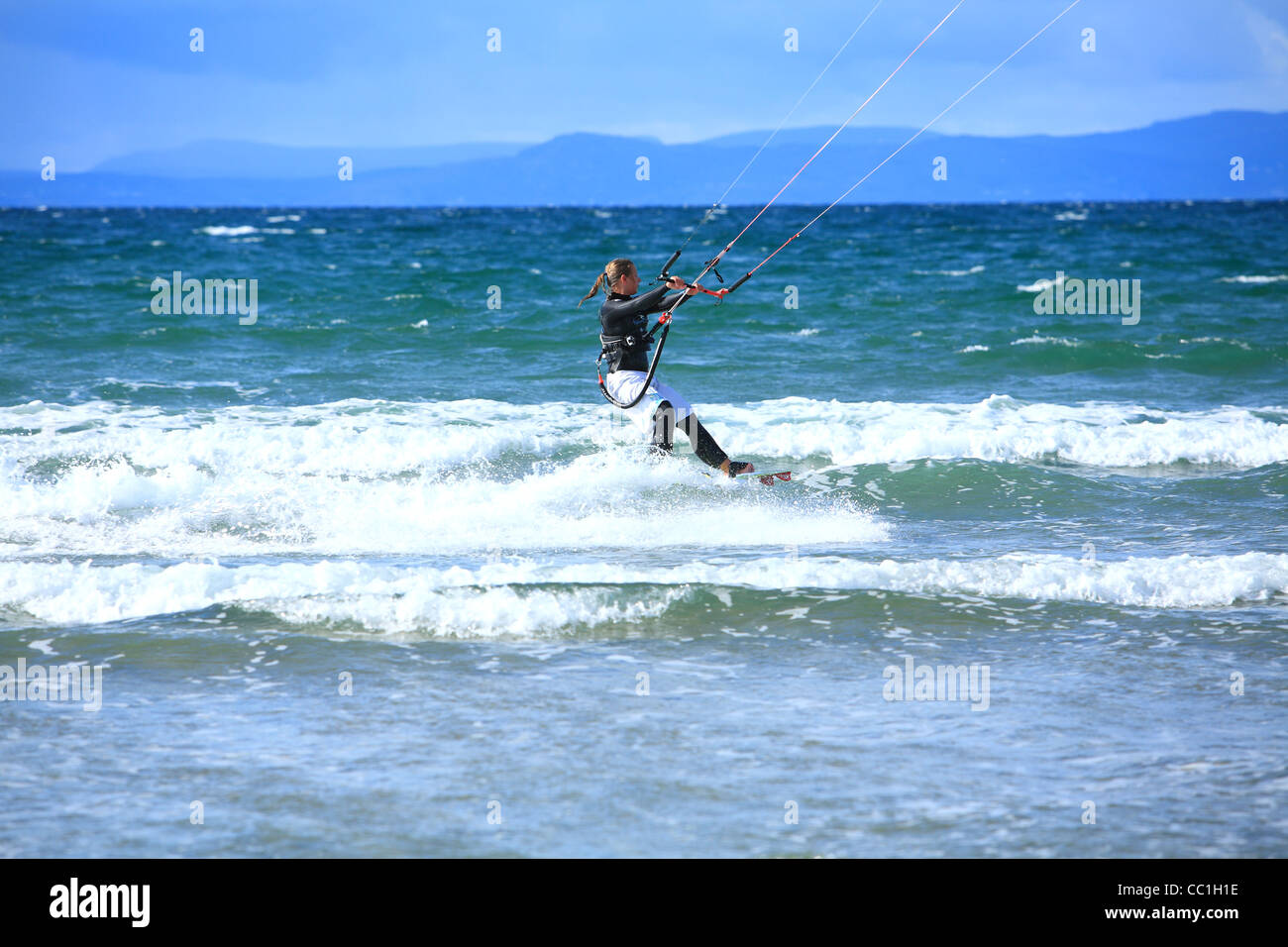 Donna kite surf in spiaggia Streedagh. Sligo . L'Irlanda Foto Stock