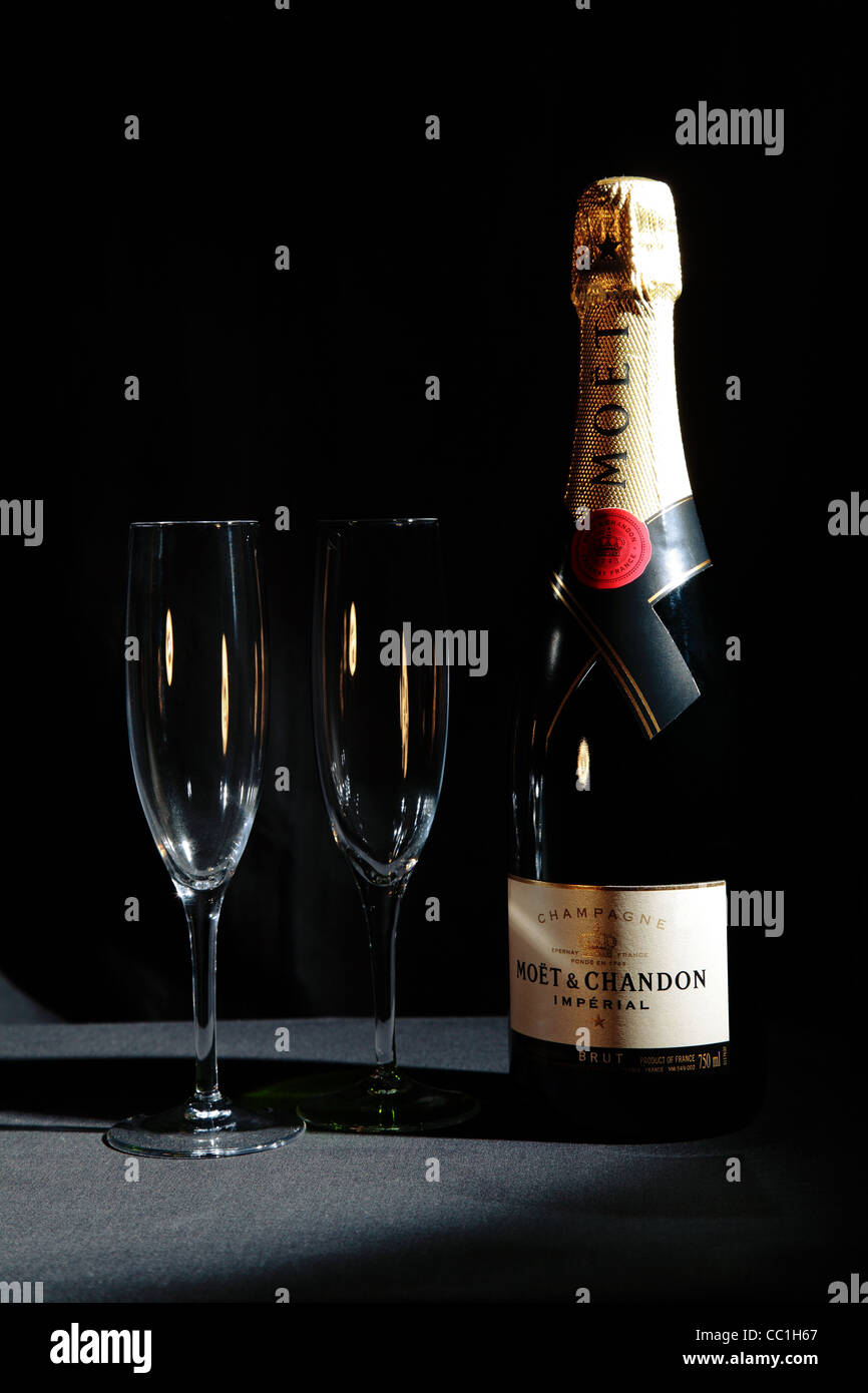 Bottiglia di Moet and Chandon champagne con due bicchieri di flauto su  sfondo nero Foto stock - Alamy