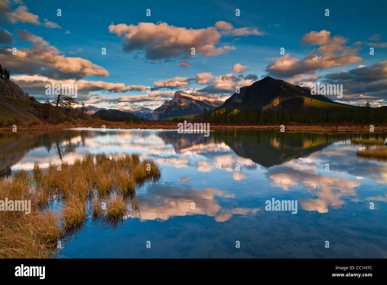 Mount Rundle riflessa nei Laghi Vermillion vicino a Banff Township al tramonto il parco nazionale di Banff Alberta Canada Foto Stock