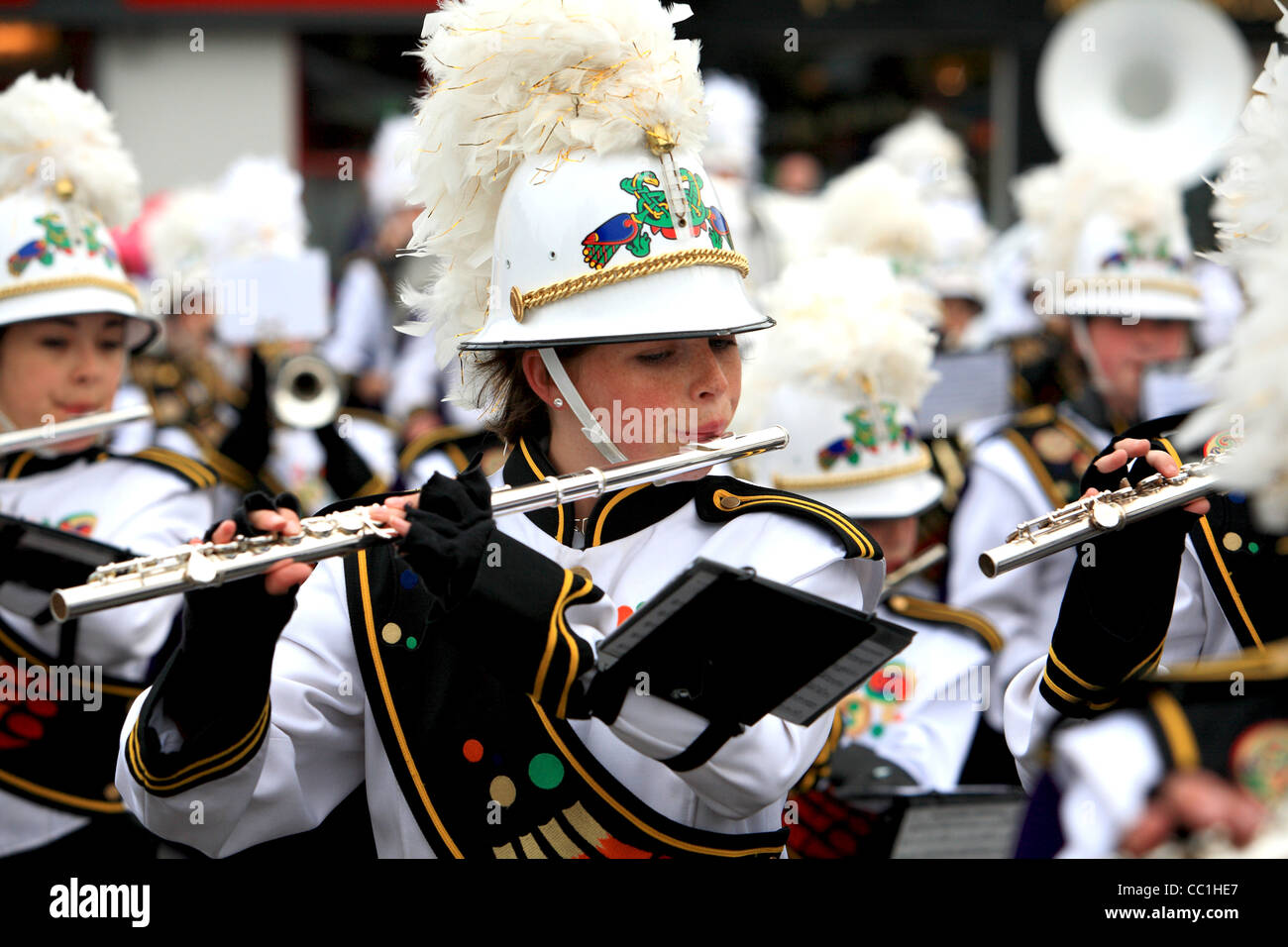 Ragazze colorati marching band. Cavan. L'Irlanda Foto Stock