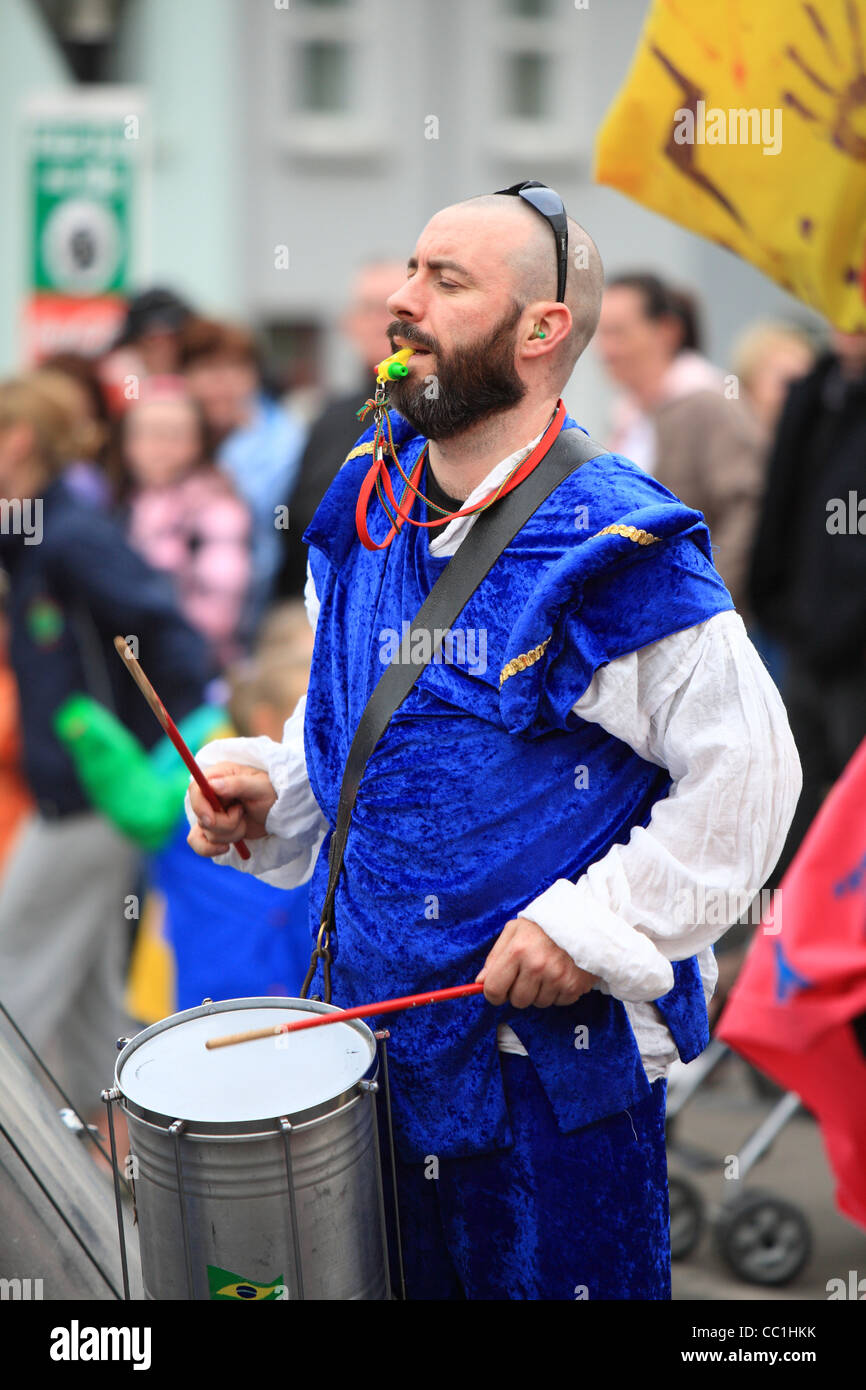 Batterista colorati in una sfilata di carnevale. Cavan. L'Irlanda Foto Stock