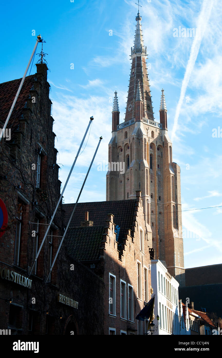 Vista esterna della chiesa di Nostra Signora di Onze-Lieve-Vrouwekerk in Bruges Belgio Foto Stock