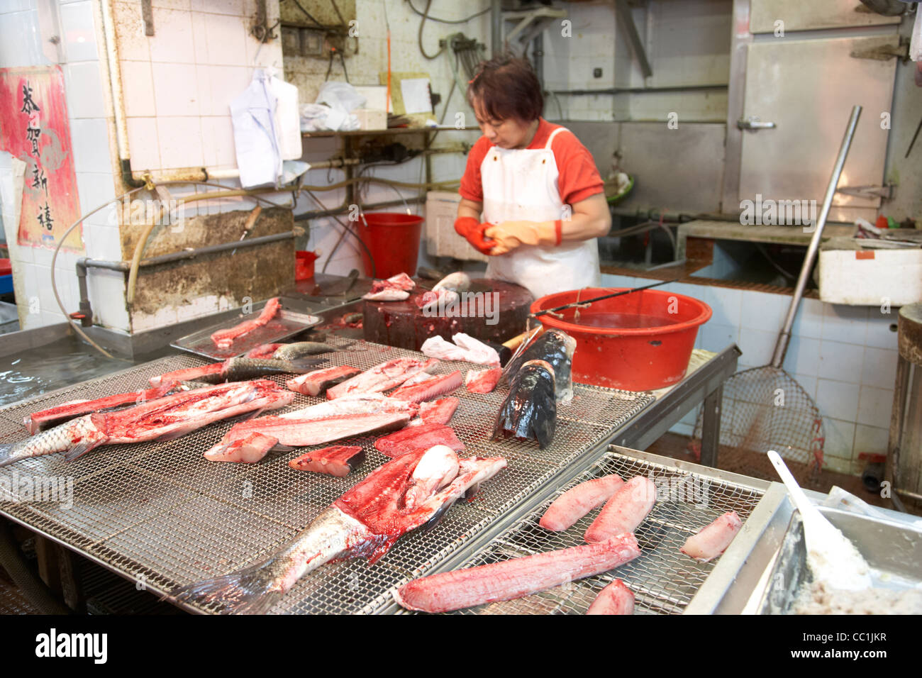 In filetti di fresco e tagliare il pesce a Yau Ma Tei indoor mercato alimentare di Kowloon Hong kong RAS di Hong kong cina asia Foto Stock