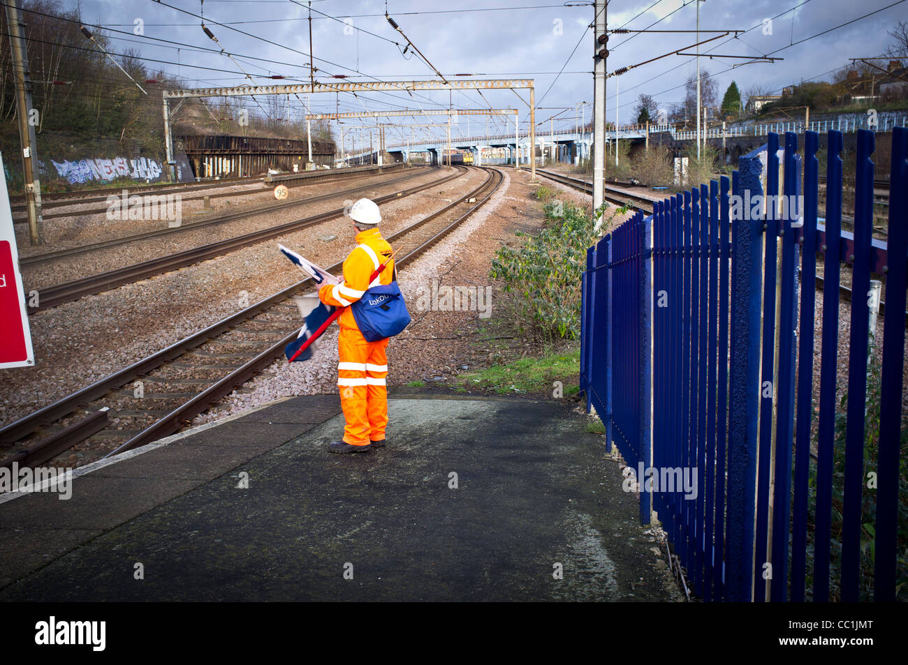 La guida della rete operaio ferroviario Foto Stock