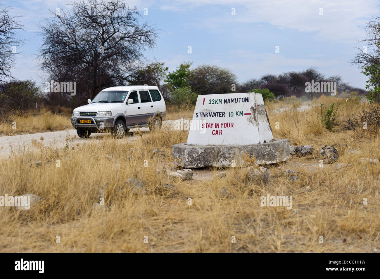 Cartello in Etosha National Park, Namibia, con attenzione: soggiorno nella vostra auto Foto Stock