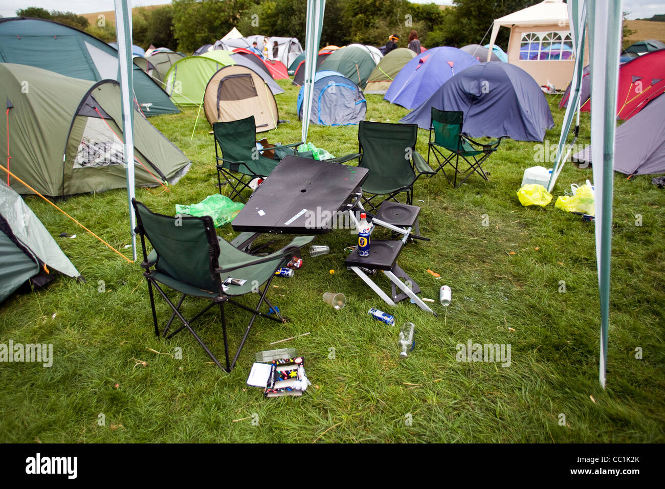 Un campeggio disseminato di rifiuti all'Standon Calling Festival nel Hertfordshire, Regno Unito Foto Stock