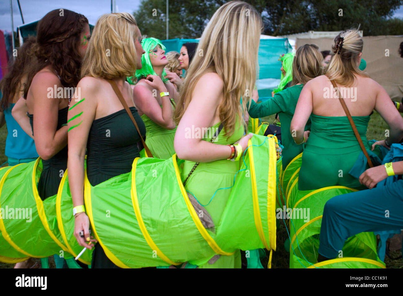 Ragazze vestito in un costume comunale a Standon Calling Festival nel Hertfordshire, Regno Unito. Foto Stock