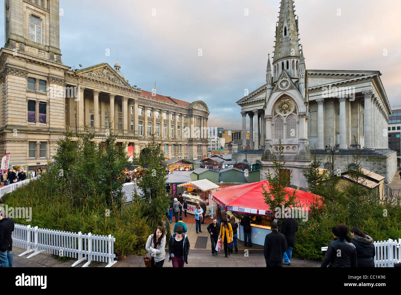 Mercatino di Natale di fronte a Birmingham Museum & Art Gallery e il Municipio, Chamberlain Square, Birmingham, Regno Unito Foto Stock
