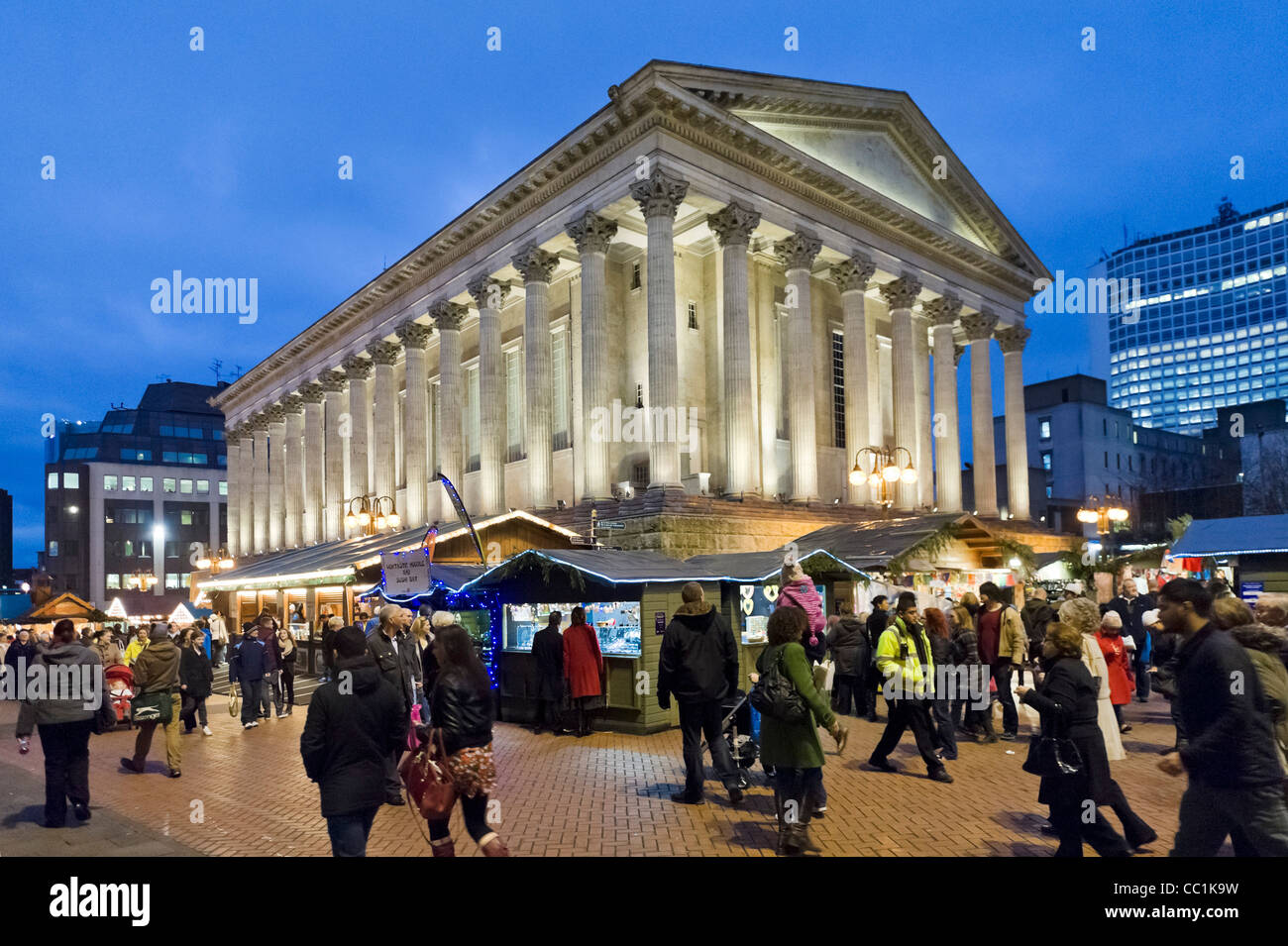 Tedesco a Francoforte il Mercatino di Natale di fronte al Municipio, Chamberlain Square, Birmingham, Regno Unito Foto Stock