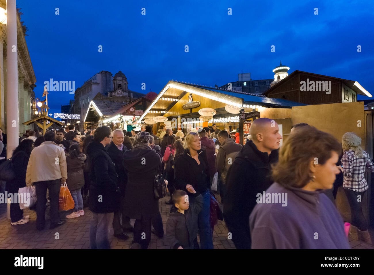 La folla degli acquirenti di fronte alla casa del consiglio a Francoforte il tedesco Mercatino di Natale, Victoria Square, Birmingham, Regno Unito Foto Stock