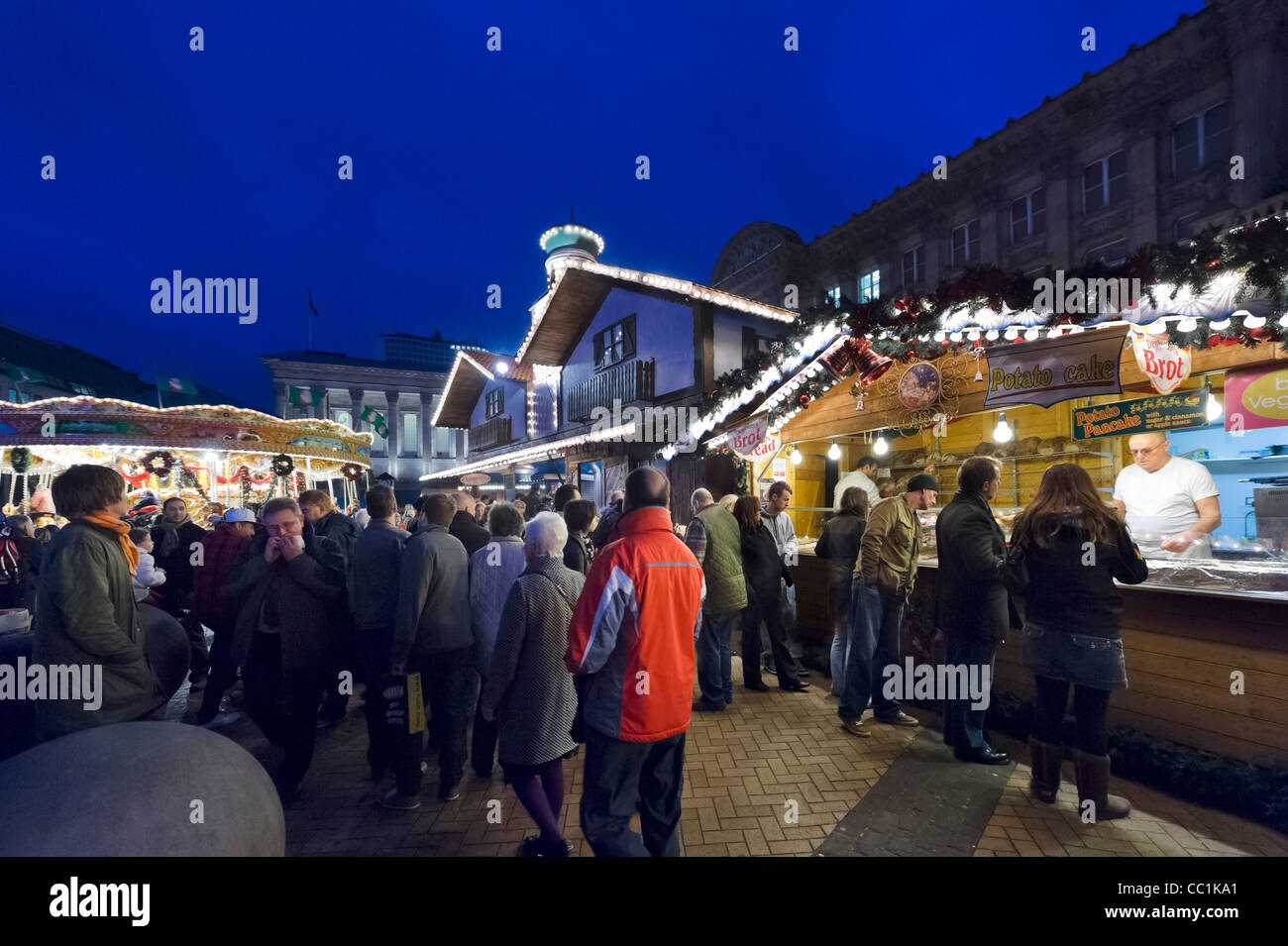 Chioschi di fronte alla casa del consiglio a Francoforte il tedesco Mercatino di Natale, Victoria Square, Birmingham, Regno Unito Foto Stock