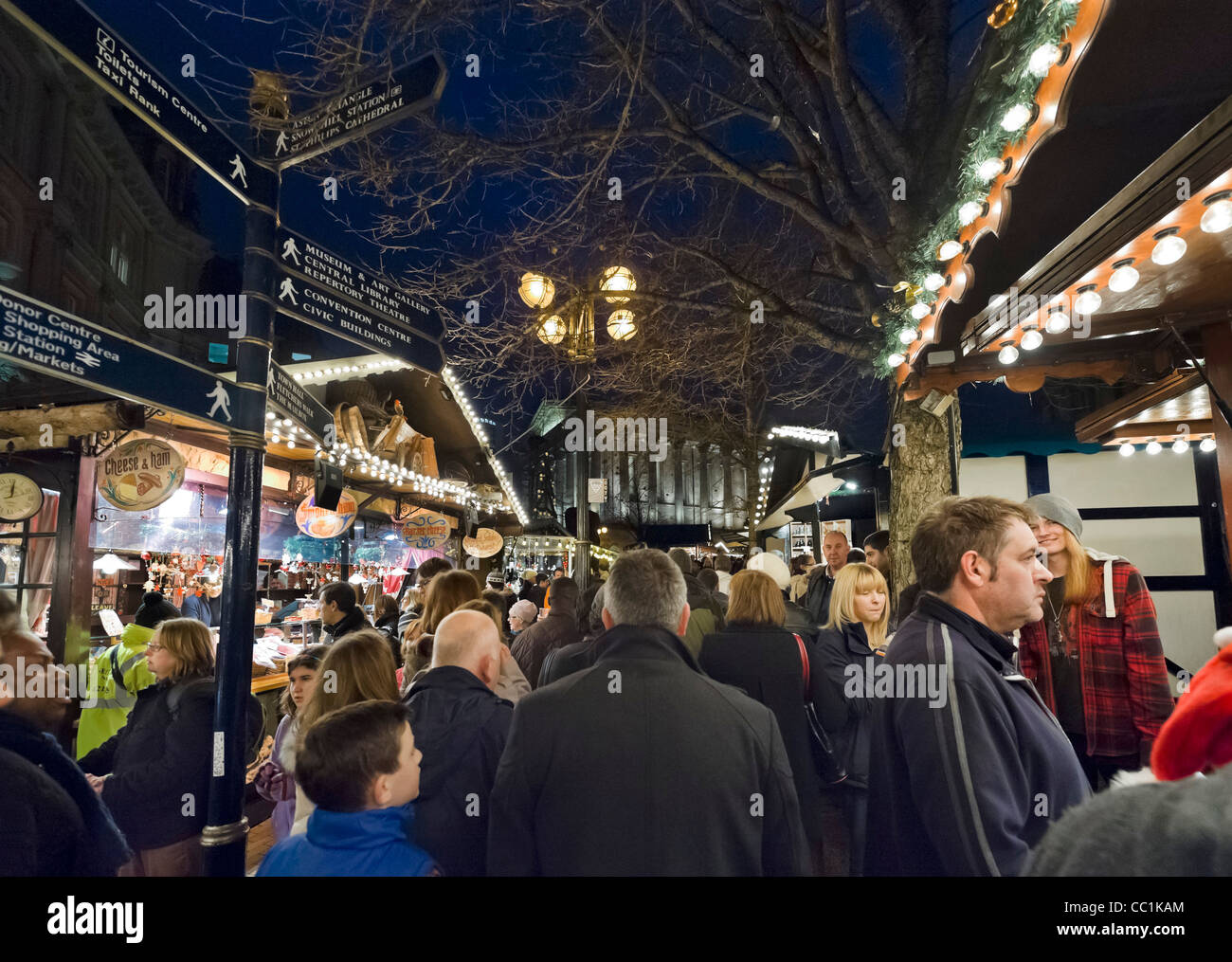 La folla degli acquirenti a Francoforte il tedesco Mercatino di Natale poco prima di Natale 2011, Victoria Square, Birmingham, Regno Unito Foto Stock