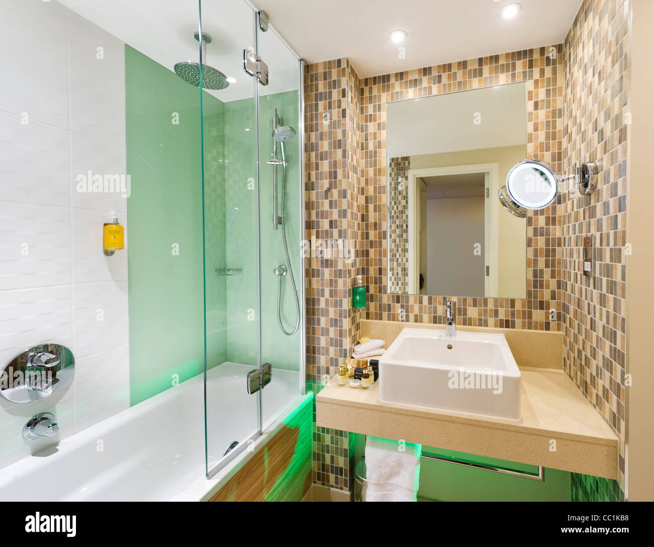 Bagno in camera Executive al Holiday Inn, Media City, Salford Quays, Manchester, Regno Unito Foto Stock