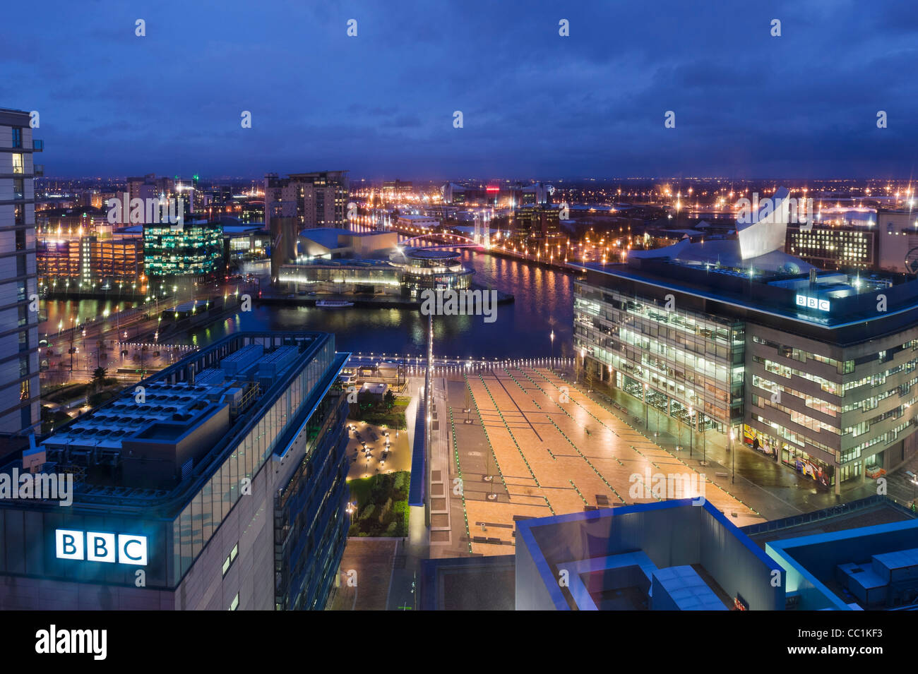 Vista su Salford Quays da MediaCityUK con la BBC studios in primo piano, Salford Quays, Manchester, Regno Unito Foto Stock