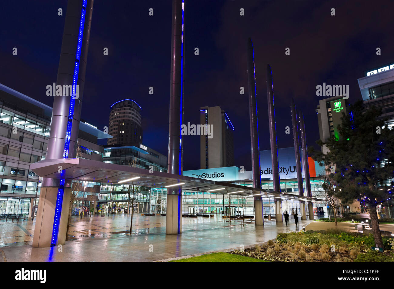 La BBC studios sulla piazza in MediaCityUK di notte, Salford Quays, Manchester, Regno Unito Foto Stock