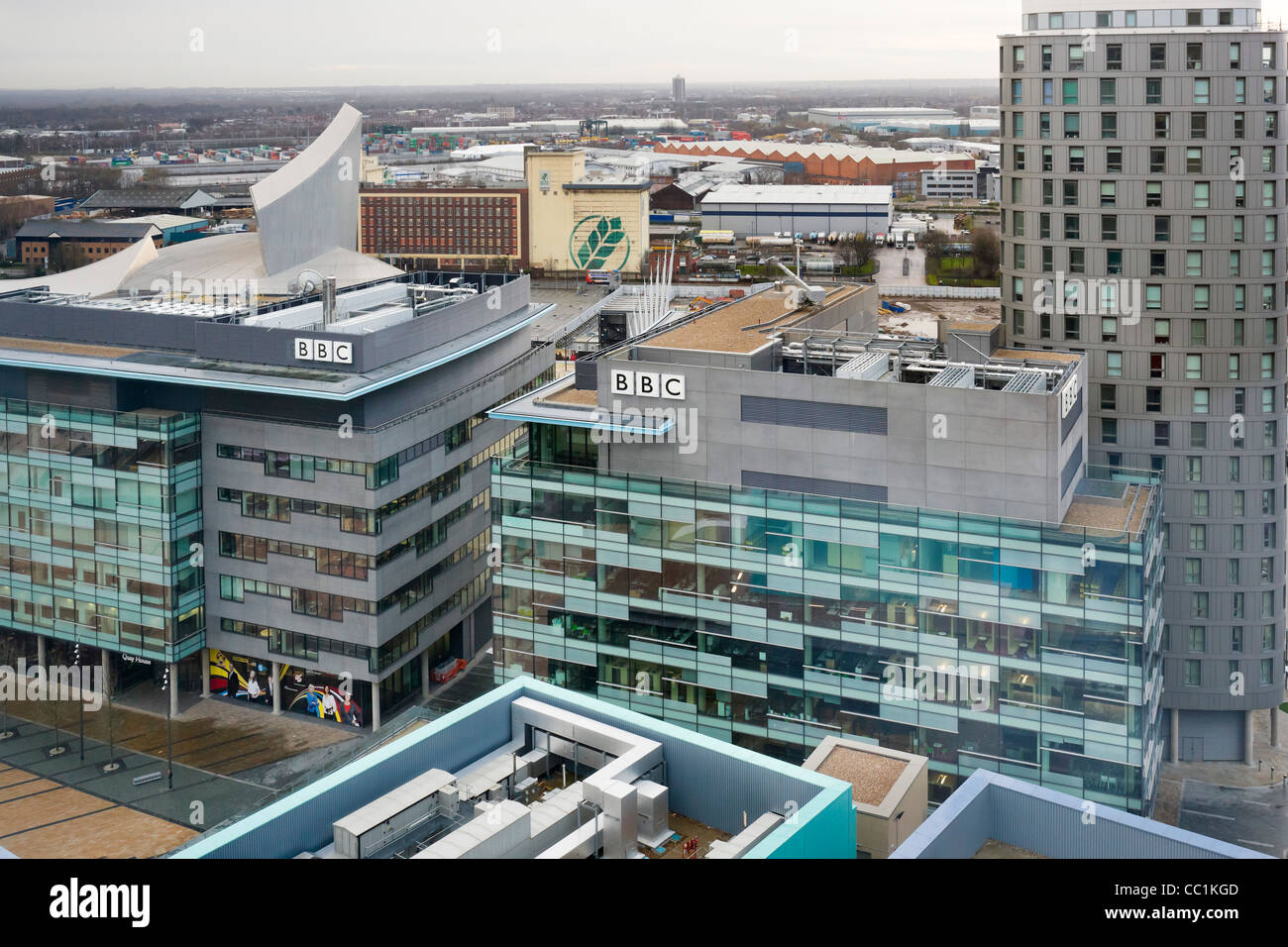 BBC Studios in MediaCityUK con Bridge House sulla destra e Quay House sulla sinistra, Salford Quays, Manchester, Regno Unito Foto Stock