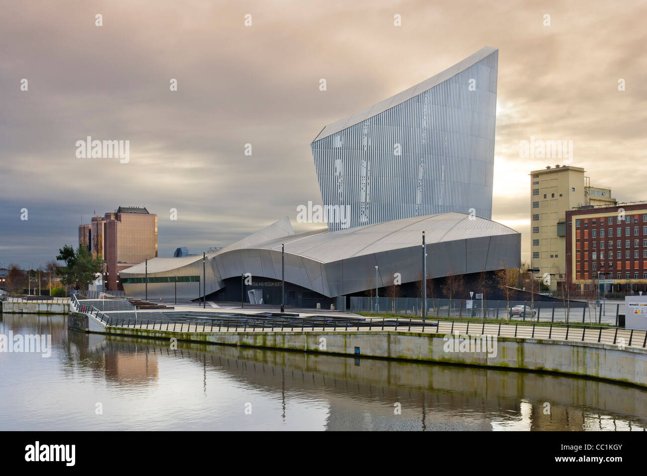 L'Imperial War Museum North progettato dall architetto Daniel Libeskind, Salford Quays, Manchester, Inghilterra Foto Stock
