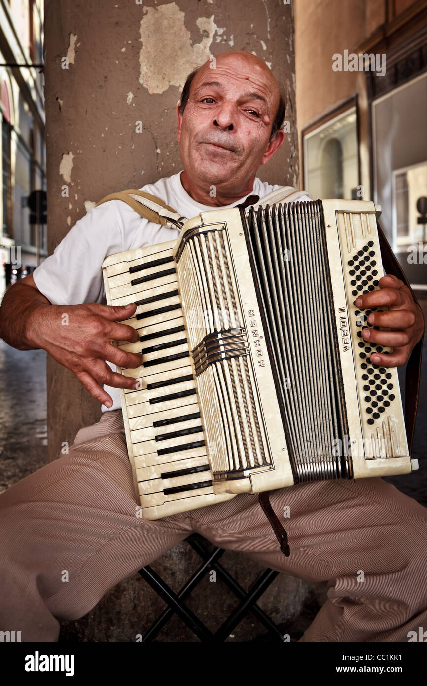 Musicista di strada musicista di strada a Bologna, Italia Foto Stock