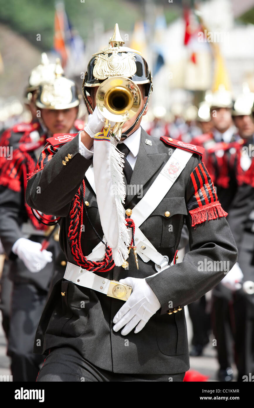 Orchestra militare marciando per le strade Foto Stock