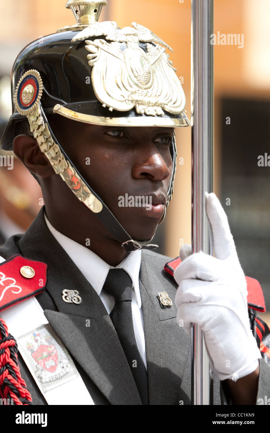 Orchestra militare marciando per le strade Foto Stock