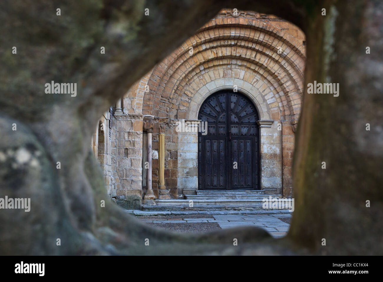 Uno scorcio dell'entrata principale Colegiata, Santillana del Mar, Cantabria, SPAGNA Foto Stock