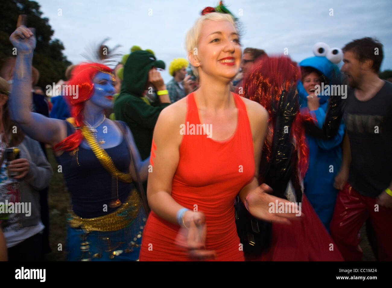 Una donna in un abito rosso danze al Festival di Standon nello Hertfordshire, uno dei paesi migliori boutique piccolo festival Foto Stock