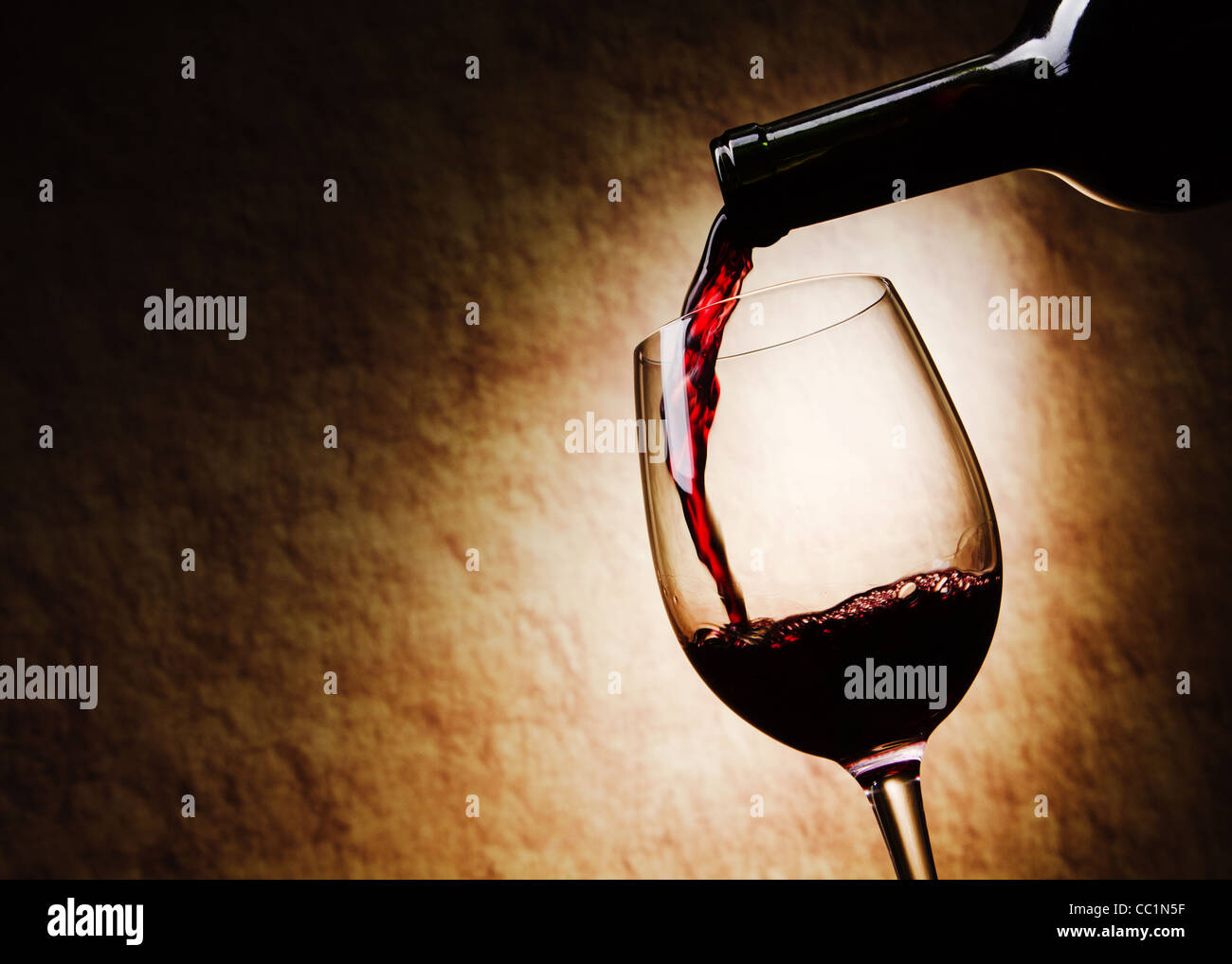 Il vino rosso di vetro e bottiglia su un grange Foto Stock